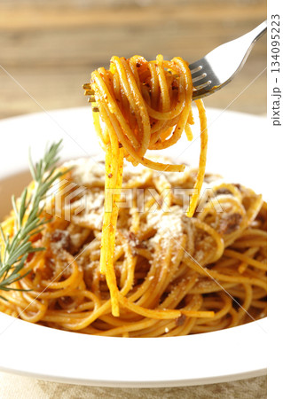 粉チーズとローズマリーの乗ったスパゲッティミートソース 粉チーズとローズマリーの乗ったスパゲッティミートソース 134095223