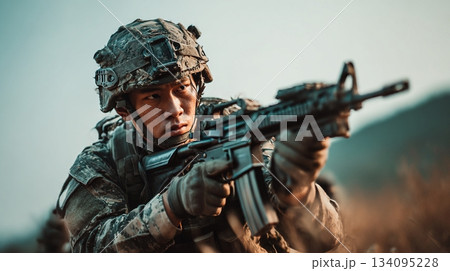 アサルトライフルを構えるアジア人兵士2 134095228