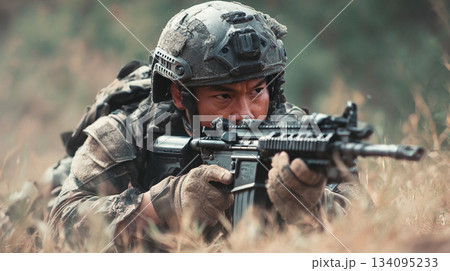 アサルトライフルを構えるアジア人兵士7 134095233