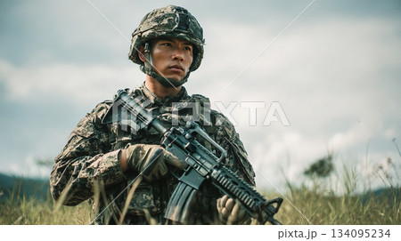 アサルトライフルを構えるアジア人兵士8 134095234