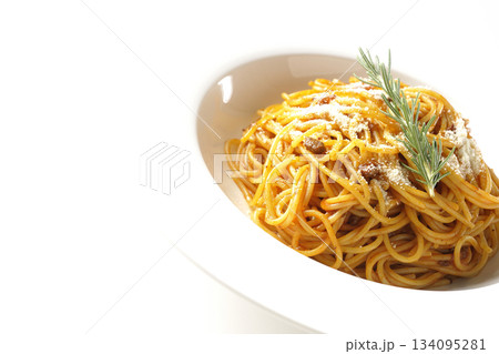 粉チーズとローズマリーの乗ったスパゲッティミートソースを白背景で撮影 134095281