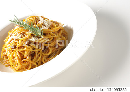 粉チーズとローズマリーの乗ったスパゲッティミートソースを白背景で撮影 134095283