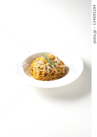 粉チーズとローズマリーの乗ったスパゲッティミートソースを白背景で撮影 粉チーズとローズマリーの乗ったスパゲッティミートソースを白背景で撮影 134095284