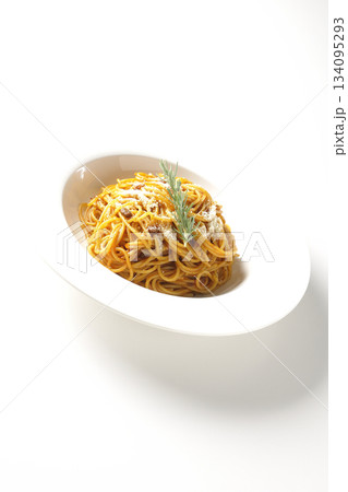 粉チーズとローズマリーの乗ったスパゲッティミートソースを白背景で撮影 粉チーズとローズマリーの乗ったスパゲッティミートソースを白背景で撮影 134095293