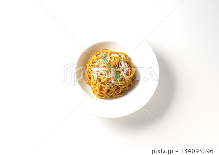 粉チーズとローズマリーの乗ったスパゲッティミートソースを白背景で撮影 粉チーズとローズマリーの乗ったスパゲッティミートソースを白背景で撮影 134095296