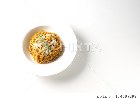 粉チーズとローズマリーの乗ったスパゲッティミートソースを白背景で撮影 134095298
