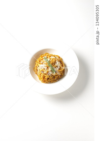 粉チーズとローズマリーの乗ったスパゲッティミートソースを白背景で撮影 134095305
