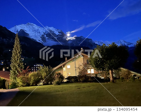 夜空に浮かぶアイガー・メンヒ・ユングフラウ 134095454