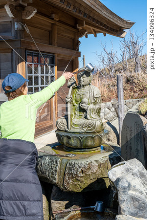 浄め湯かけ地蔵尊 お湯をかけて心よりお願いをいたしましょう 浄め湯かけ地蔵尊 お湯をかけて心よりお願いをいたしましょう 134096324
