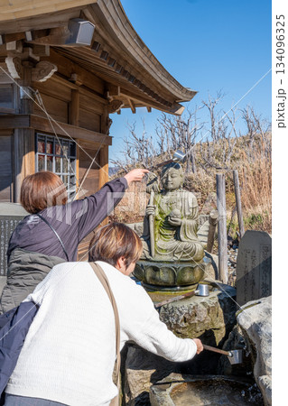 浄め湯かけ地蔵尊 お湯をかけて心よりお願いをいたしましょう 浄め湯かけ地蔵尊 お湯をかけて心よりお願いをいたしましょう 134096325