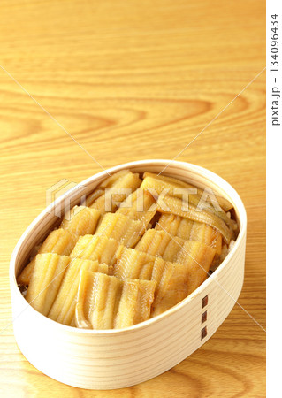 曲げわっぱに入っている煮穴子弁当 曲げわっぱに入っている煮穴子弁当 134096434