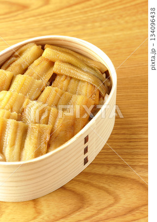 曲げわっぱに入っている煮穴子弁当 曲げわっぱに入っている煮穴子弁当 134096438