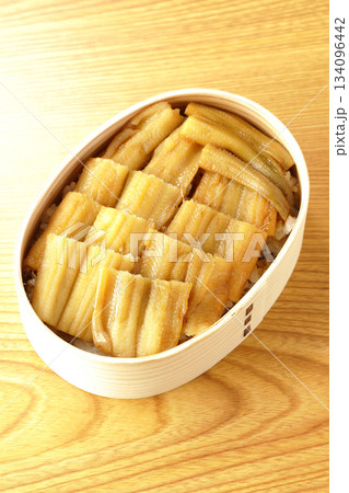 曲げわっぱに入っている煮穴子弁当 134096442