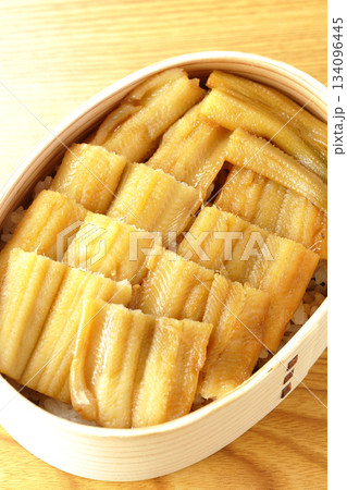 曲げわっぱに入っている煮穴子弁当 134096445