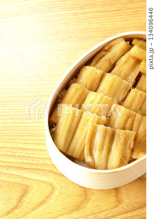 曲げわっぱに入っている煮穴子弁当 134096446