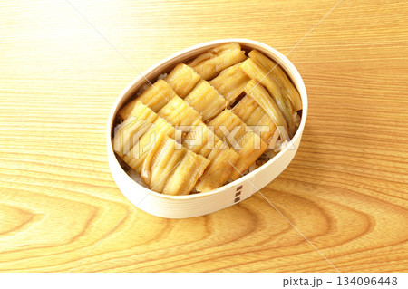 曲げわっぱに入っている煮穴子弁当 134096448