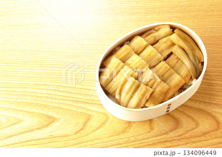 曲げわっぱに入っている煮穴子弁当 134096449