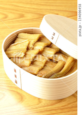 曲げわっぱに入っている煮穴子弁当 曲げわっぱに入っている煮穴子弁当 134096458