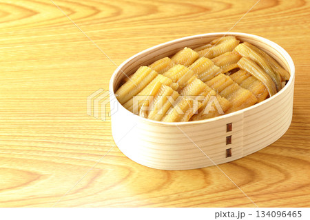 曲げわっぱに入っている煮穴子弁当 曲げわっぱに入っている煮穴子弁当 134096465