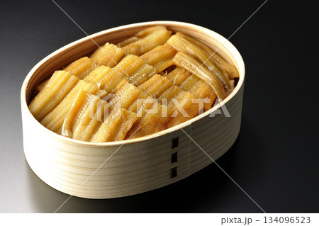 曲げわっぱに入っている煮穴子弁当を黒背景で撮影 134096523