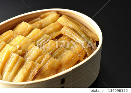 曲げわっぱに入っている煮穴子弁当を黒背景で撮影 曲げわっぱに入っている煮穴子弁当を黒背景で撮影 134096526