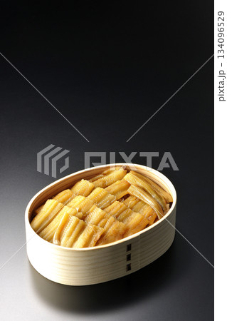 曲げわっぱに入っている煮穴子弁当を黒背景で撮影 134096529