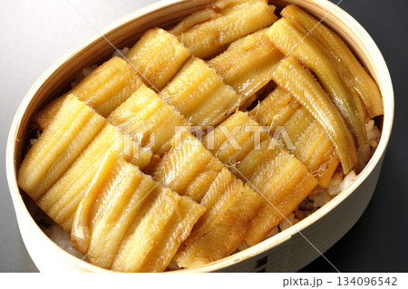 曲げわっぱに入っている煮穴子弁当を黒背景で撮影 曲げわっぱに入っている煮穴子弁当を黒背景で撮影 134096542