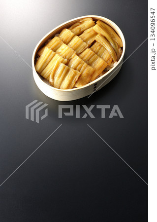 曲げわっぱに入っている煮穴子弁当を黒背景で撮影 134096547