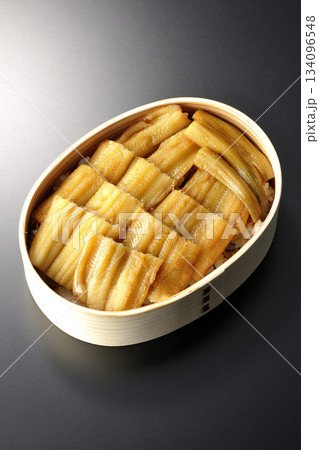 曲げわっぱに入っている煮穴子弁当を黒背景で撮影 134096548