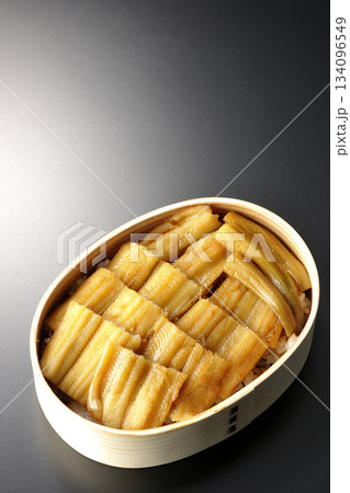 曲げわっぱに入っている煮穴子弁当を黒背景で撮影 134096549