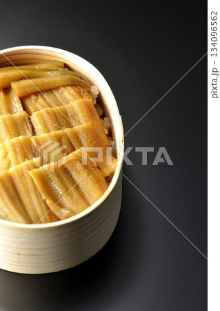 曲げわっぱに入っている煮穴子弁当を黒背景で撮影 134096562