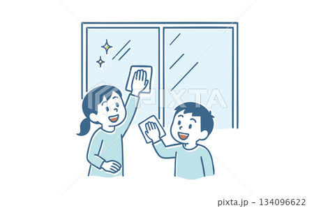 窓拭きをしている子どもたち 134096622
