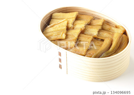 曲げわっぱに入っている煮穴子弁当を白背景で撮影 134096695