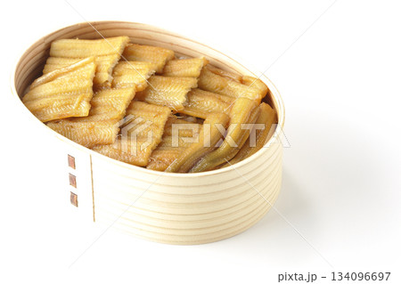 曲げわっぱに入っている煮穴子弁当を白背景で撮影 134096697