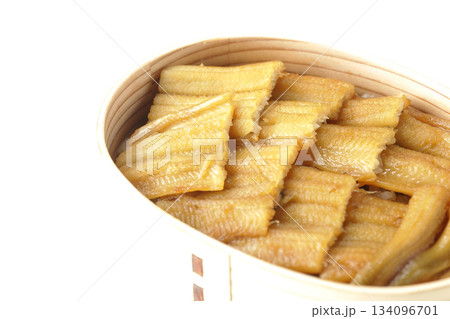 曲げわっぱに入っている煮穴子弁当を白背景で撮影 曲げわっぱに入っている煮穴子弁当を白背景で撮影 134096701