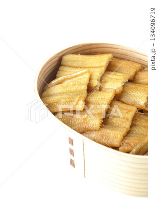 曲げわっぱに入っている煮穴子弁当を白背景で撮影 134096719