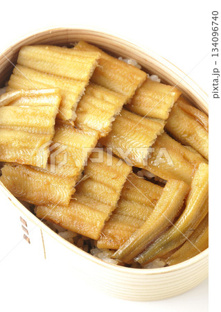 曲げわっぱに入っている煮穴子弁当を白背景で撮影 134096740