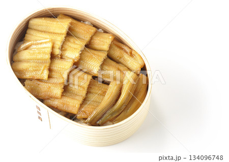 曲げわっぱに入っている煮穴子弁当を白背景で撮影 134096748