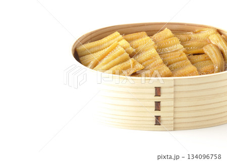 曲げわっぱに入っている煮穴子弁当を白背景で撮影 134096758