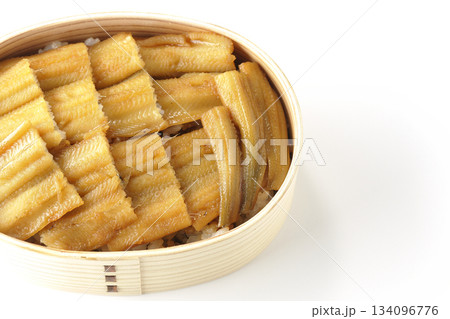 曲げわっぱに入っている煮穴子弁当を白背景で撮影 134096776