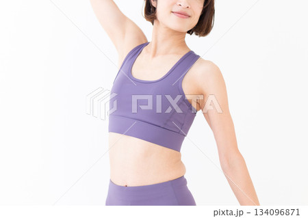 ヨガウェア姿のスリムなミドル女性 134096871