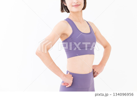 ヨガウェア姿のスリムなミドル女性 134096956