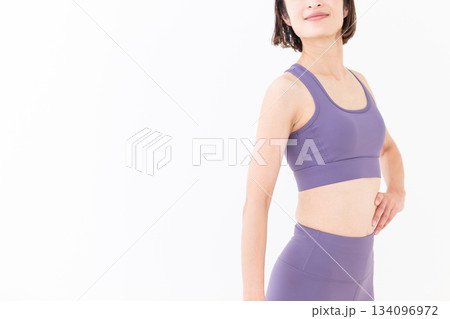 ヨガウェア姿のスリムなミドル女性 ヨガウェア姿のスリムなミドル女性 134096972