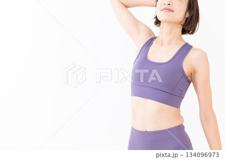 ヨガウェア姿のスリムなミドル女性 ヨガウェア姿のスリムなミドル女性 134096973