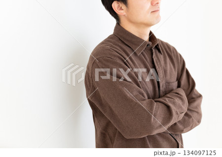 カジュアル姿のミドル男性 134097125