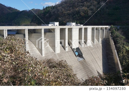 岡山県の吉井川上流に位置する重力式コンクリートダム「苫田ダム」 134097280