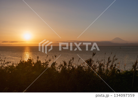 荒崎公園の岩礁越しに望む相模湾の夕日と静かな海景 （神奈川県三浦半島・横須賀市） 134097359