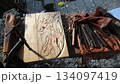 制作途中の木工彫刻とのみととんかち 134097419