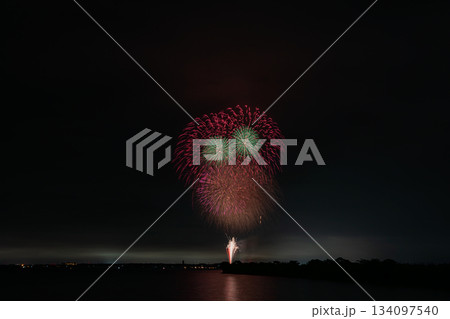 湖西市の湖西湖上花火大会の風景(静岡県) 湖西市の湖西湖上花火大会の風景(静岡県) 134097540