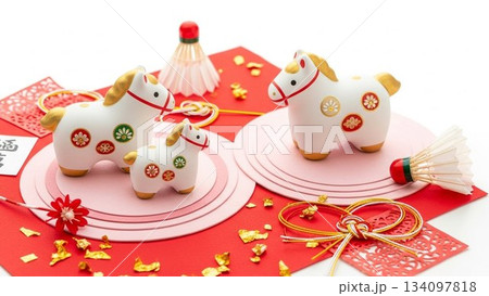 可愛い干支の馬の置物が並ぶ華やかな正月飾り 可愛い干支の馬の置物が並ぶ華やかな正月飾り 134097818